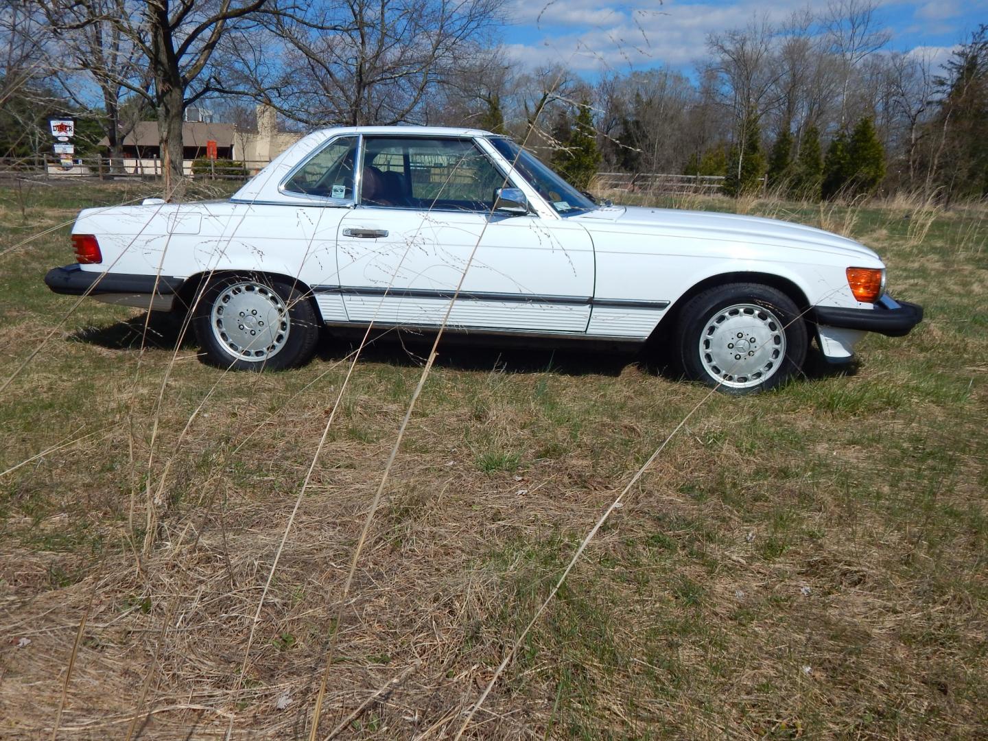 1989 White /Red Mercedes-Benz 560 (WDBBA48D9KA) with an 5.6 Liter V8 engine, Automatic transmission, located at 6528 Lower York Road, New Hope, PA, 18938, (215) 862-9555, 40.358707, -74.977882 - Here is a well cared for 1989 Mercedes-Benz 560 SL 2 top roadster, 5.6 Liter V8 engine, auto trans, leather interior, power windows, central locking system, cruise control, climate control, factory alloy wheels, fog lights, power antenna, wood trim, AM/FM/CD stereo. Comes with car cover. 6/24 Pa. I - Photo#4